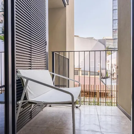 First Avenida דירה