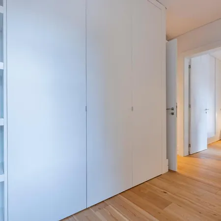 First Avenida דירה *